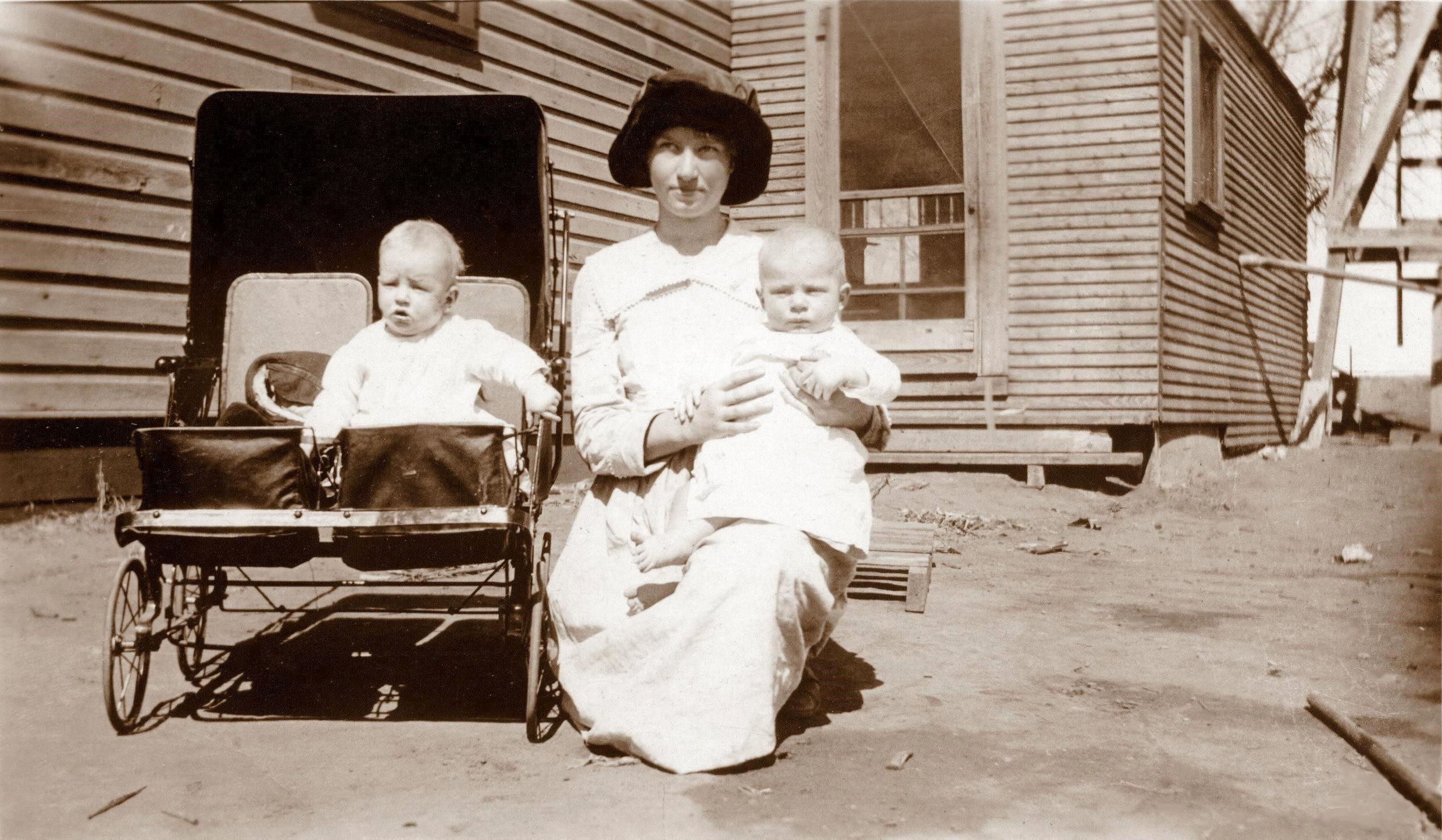 Gertrude and the twins Marco and Marion in Abernathy, 1920